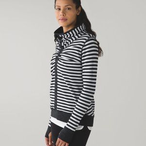 LULULEMON in a cinch long sleeve black stripe